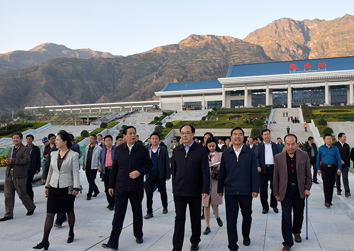 全國、省市政協(xié)委員體驗(yàn)蘭渝鐵路、視察階州廣場