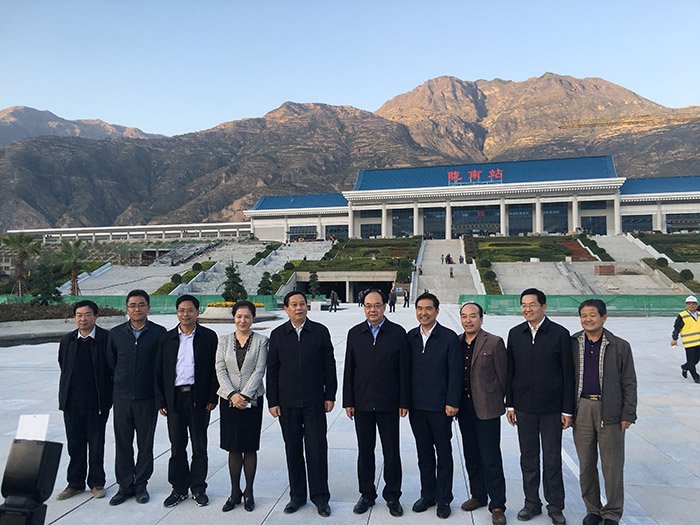 全國、省市政協(xié)委員體驗(yàn)蘭渝鐵路、視察階州廣場