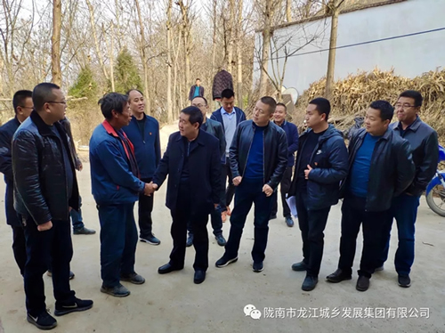 市龍江集團(tuán)在文縣橋頭鎮(zhèn)安子坡村開展“解難題、辦實(shí)事、送溫暖”活動(dòng)