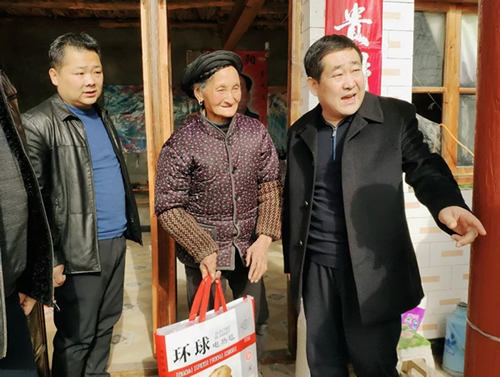 市龍江集團(tuán)在文縣橋頭鎮(zhèn)安子坡村開展“解難題、辦實(shí)事、送溫暖”活動(dòng)