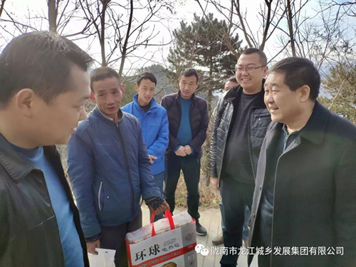 市龍江集團(tuán)在文縣橋頭鎮(zhèn)安子坡村開展“解難題、辦實(shí)事、送溫暖”活動(dòng)