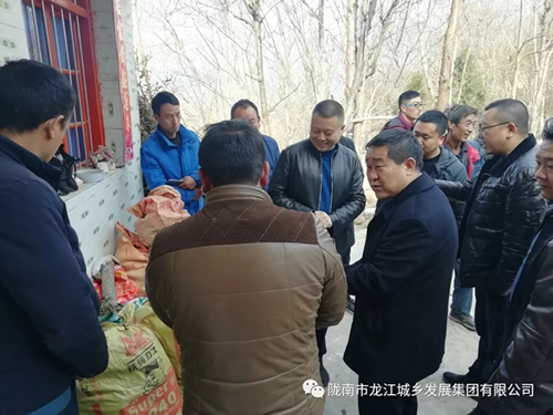 市龍江集團(tuán)在文縣橋頭鎮(zhèn)安子坡村開展“解難題、辦實(shí)事、送溫暖”活動(dòng)