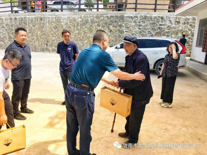 “感黨恩、憶黨史”，--市龍江城鄉(xiāng)發(fā)展集團公司開展慶祝建黨99周年主題黨日活動
